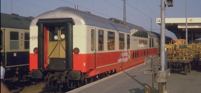 Panoramic car of the travel agency Mittelthurgau in TEE livery<br /><a href='images/pictures/Tillig/217491_c.jpg' target='_blank'>Full size image</a>